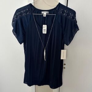 NWT!New York Laundry T shirt With Necklace Size Large